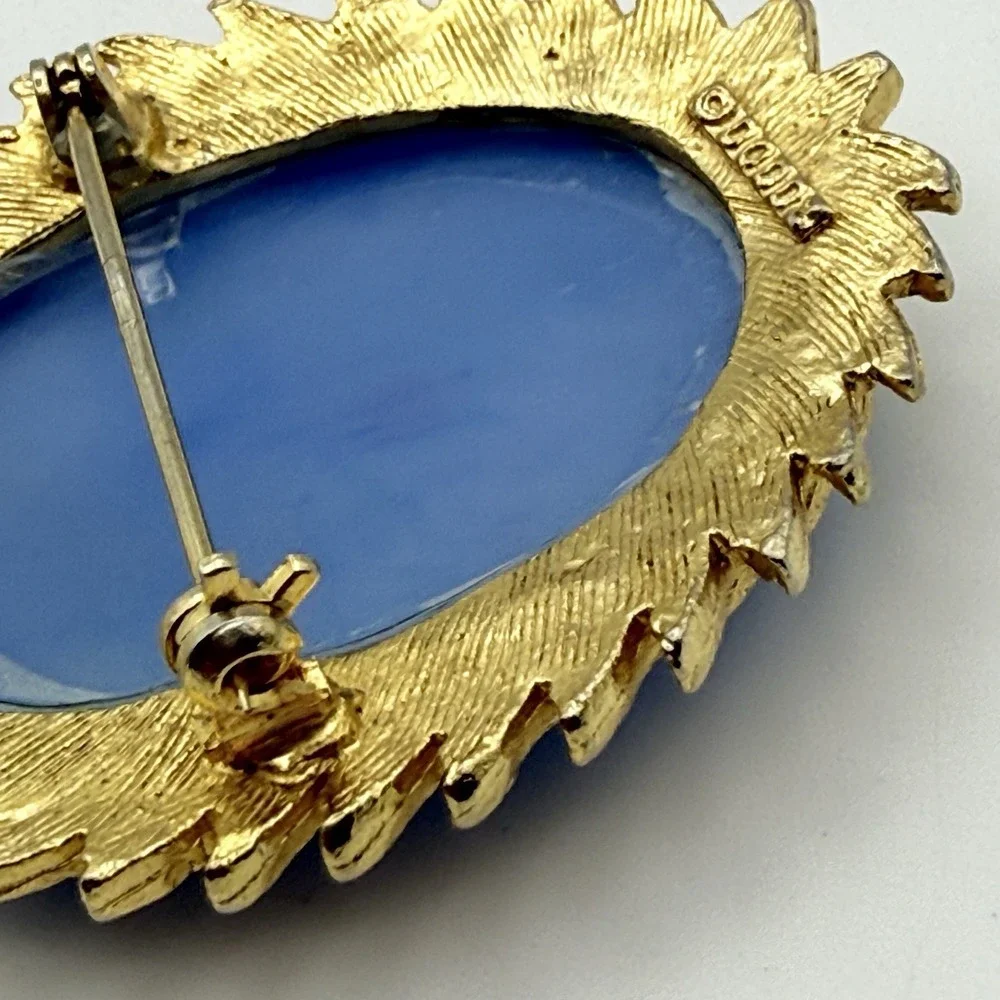 Dodds Floral Vase Cameo Brooch Blue White Flowers Vintage Gold Ton Pin